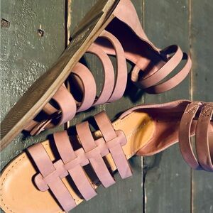 Flat sandal in size 6, skin tones in pink and beige. Like new condition